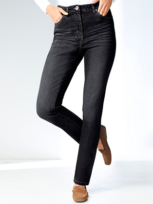 Woman wearing narrow cut jeans.